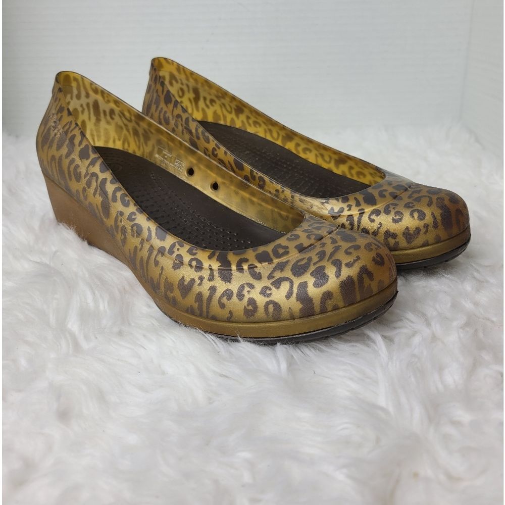 Crocs  Carlisa Womens Mini Wedge Shoes Size 8 Slip On Closed Toe Leopard Print